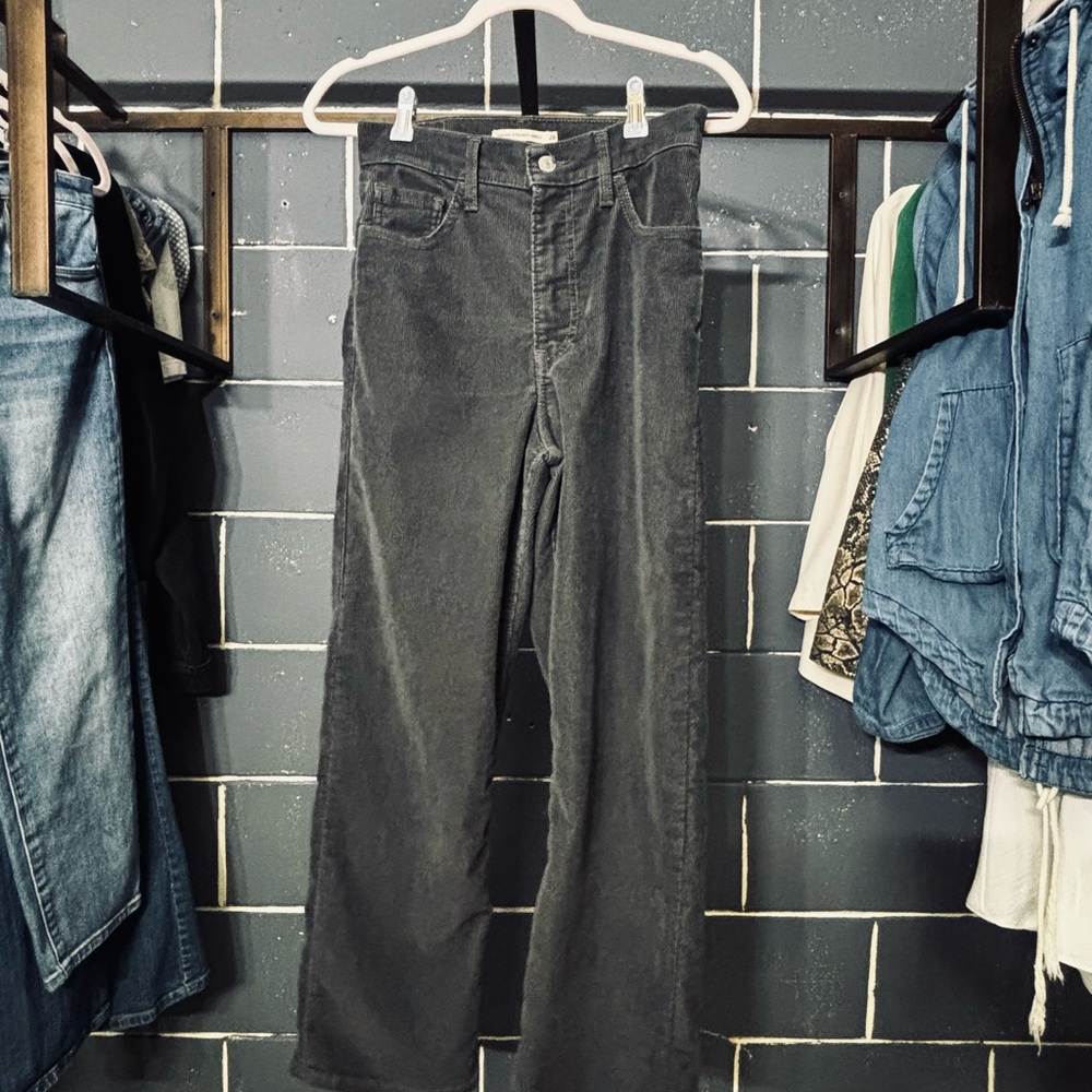 Levi’s gray Ribcage straight ankle Corduroy Pants